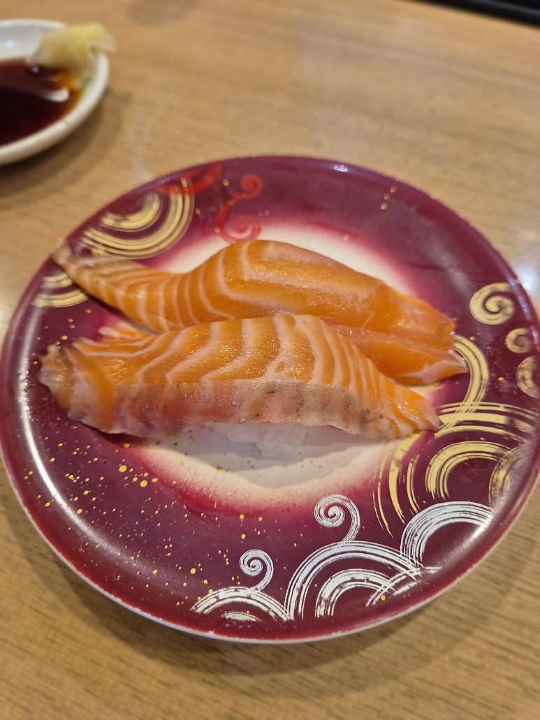 삿포로 토리톤스시 & 잇핀 부타동 후기: 가성비 회전초밥과 돈코동 맛집