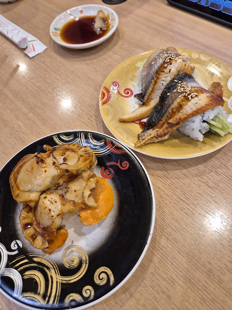 Toriton Sushi & Ippin Butadon: two must-eat spots in Sapporo (Hokkaido)