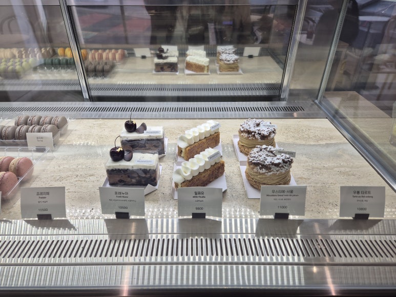 Moustiers: a standout dessert café in Bangbae, Seoul (macarons & signature cake)
