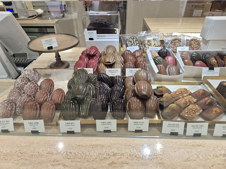 Moustiers: a standout dessert café in Bangbae, Seoul (macarons & signature cake)