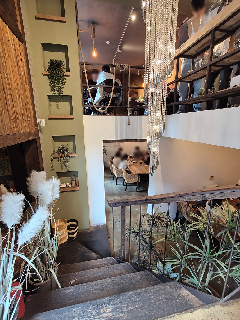 Fratelli: a four-floor rooftop planterior café near Gangnam Station, Seoul