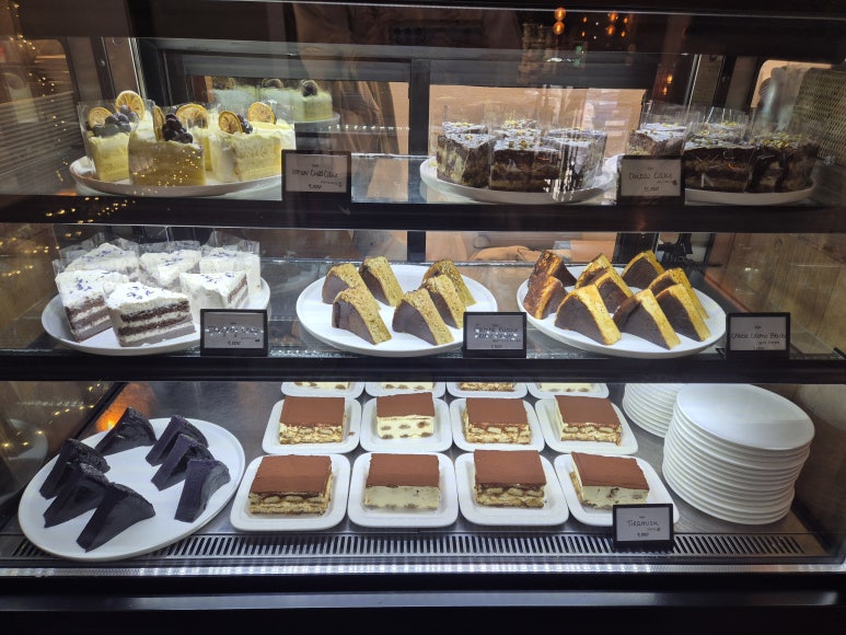 Fratelli: a four-floor rooftop planterior café near Gangnam Station, Seoul