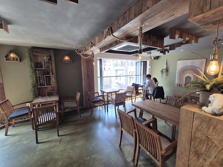 Fratelli: a four-floor rooftop planterior café near Gangnam Station, Seoul