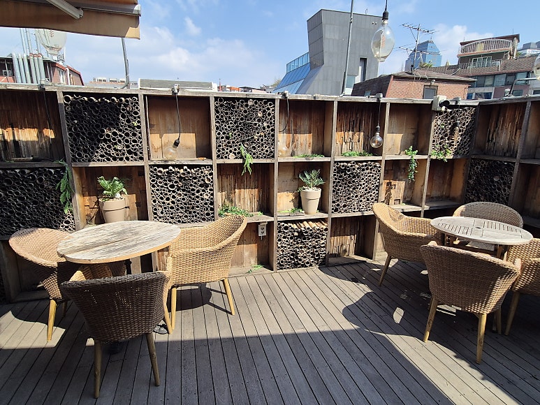 Fratelli: a four-floor rooftop planterior café near Gangnam Station, Seoul