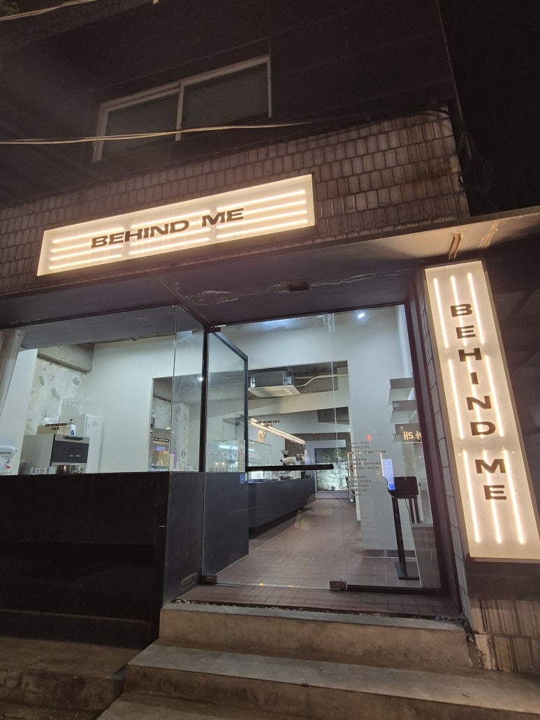 Behind Me: an aesthetic dessert café with a tree-view window in Hoegi, Seoul