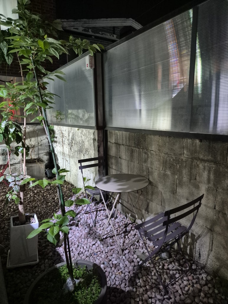 Behind Me: an aesthetic dessert café with a tree-view window in Hoegi, Seoul