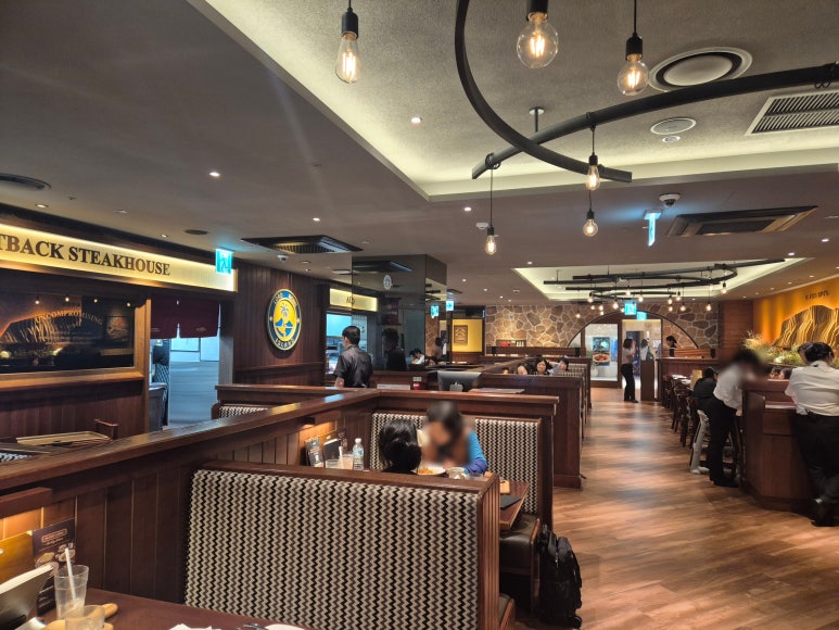 Outback Steakhouse Jamsil (Lotte Department Store): lunch review with a Lotte World view