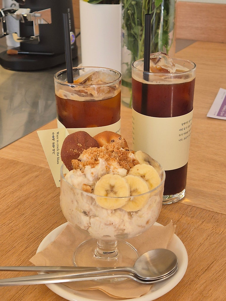 해방촌 카페 어코트(A CUP OF TEXT) : 책 문구 컵홀더 감성 북카페 후기